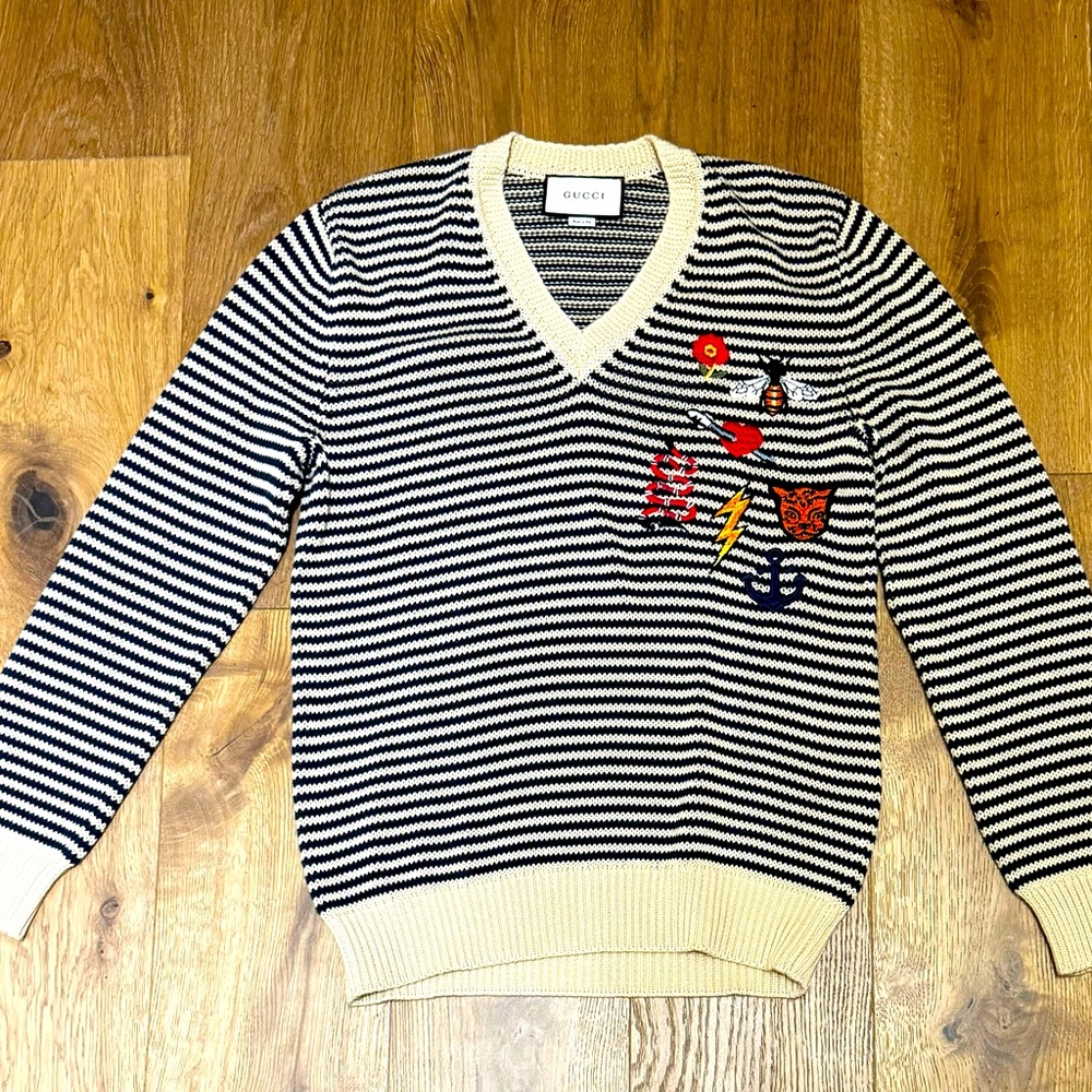 Gucci Small V-Neck